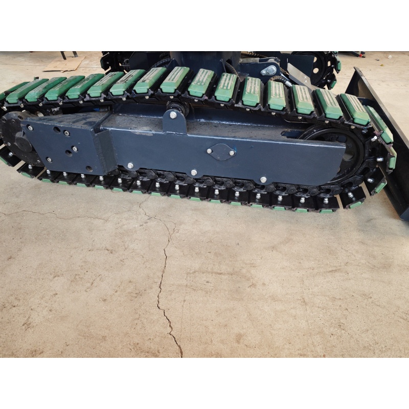 Replace the rubber track of the small excavator with a steel track made of beef tendon blocks