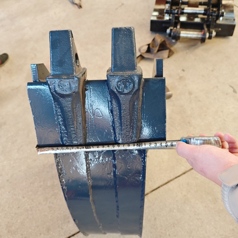 Small excavator equipped with loading attachments - small bucket/narrow bucket