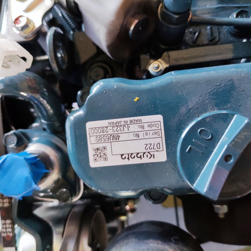 Small excavator engine - Kubota D722 engine