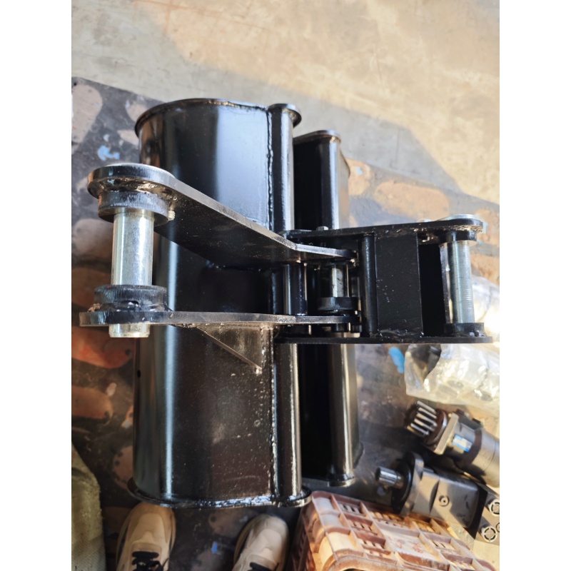 Small excavator - mechanical shell opening and closing bucket