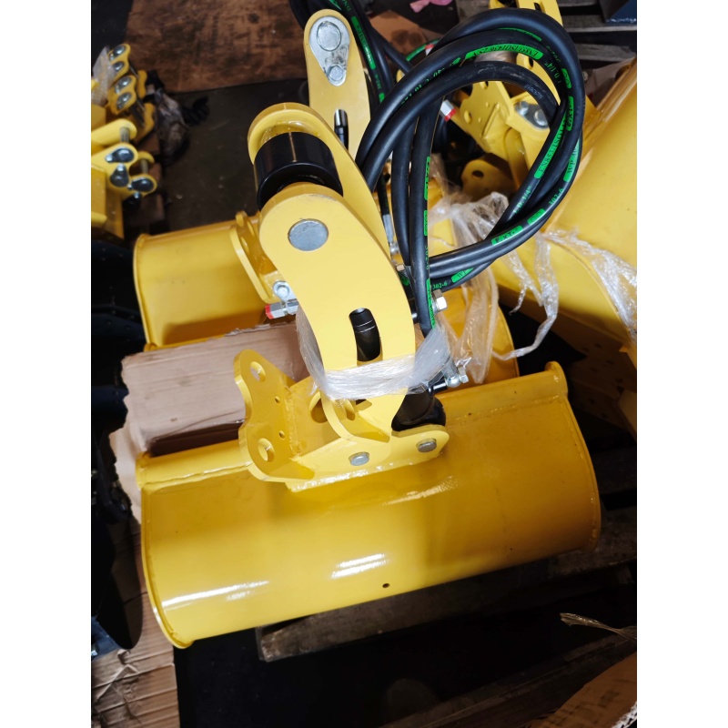 Mini excavator attachment – tilting bucket
