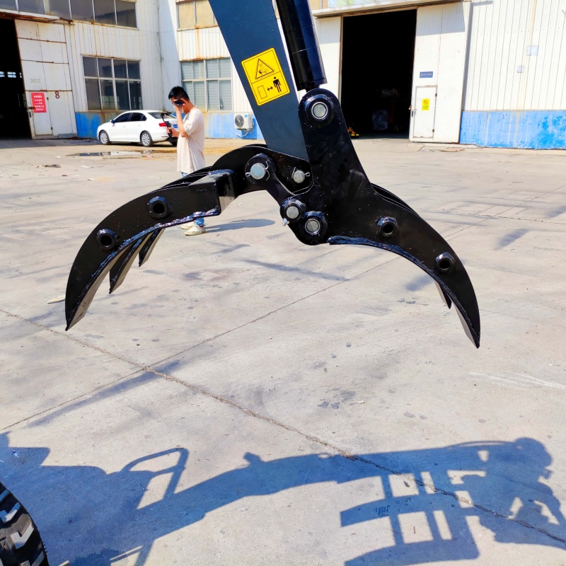 Mini excavator attachment: Grass and tree grabber