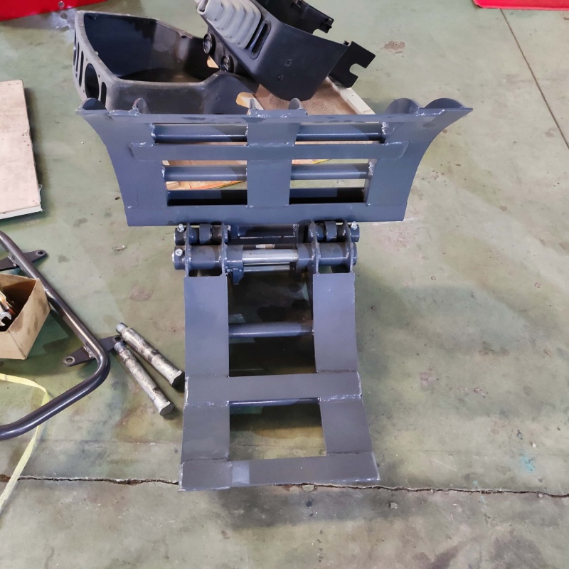 Mini excavator attachment: Grass and tree grabber