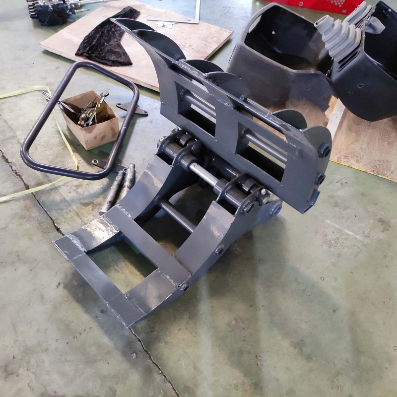 Small excavator attachment-grass and tree grab