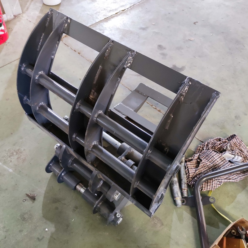 Small excavator attachment-grass and tree grab