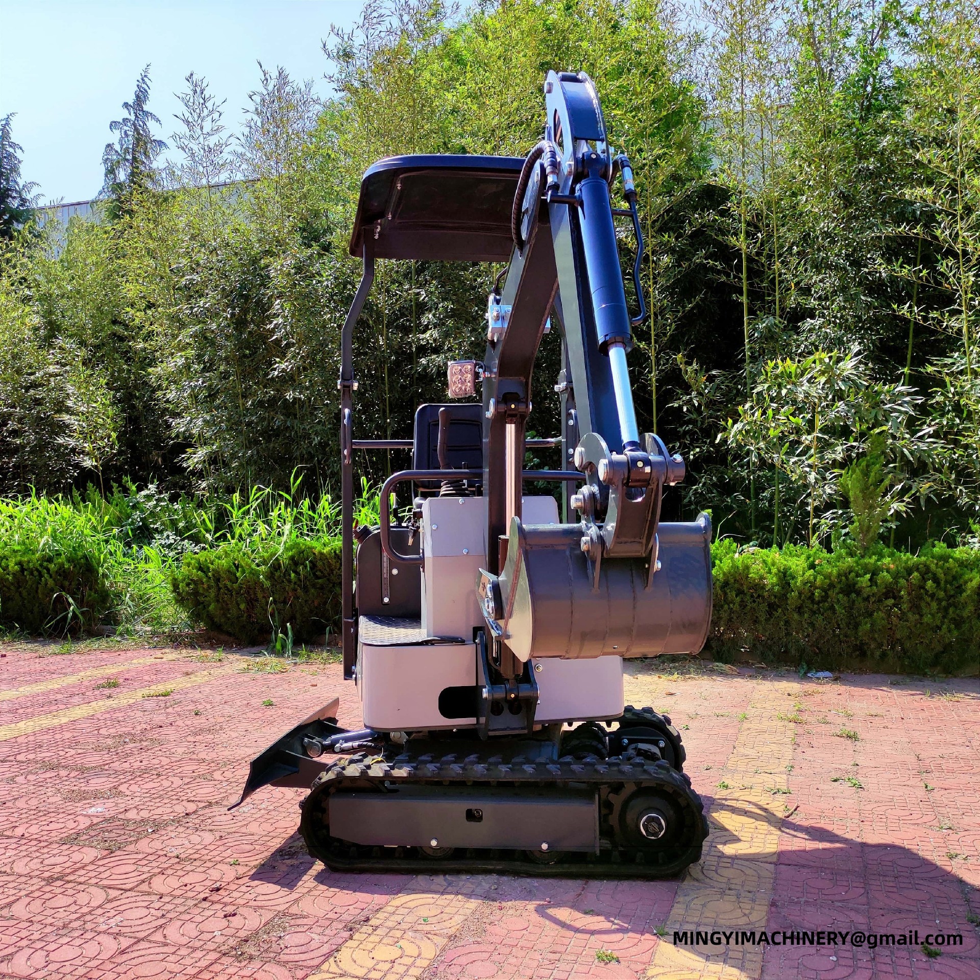 mini excavator for road repair