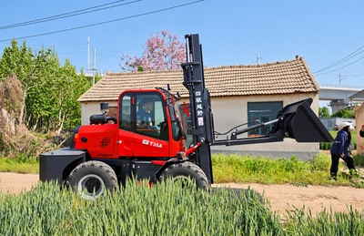 Operator driving a Mingyi mini excavator on site